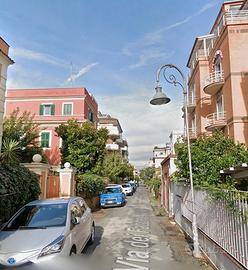 Ostia elegante trilocale arredato