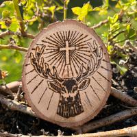 Logo Jägermeister su ciocco di legno