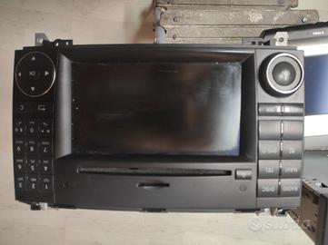 Radio, monitor e DVD.