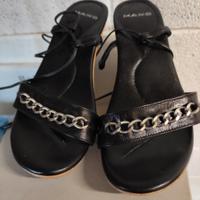 Zoccolo nero con tacco a rocchetto e lacci