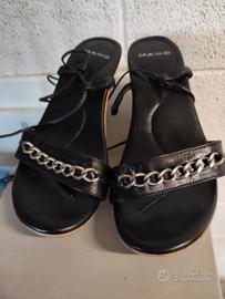 Zoccolo nero con tacco a rocchetto e lacci