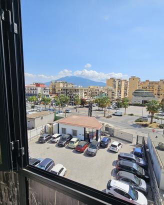 Locale Arredato Parcheggi Vigilanza Panoramico
