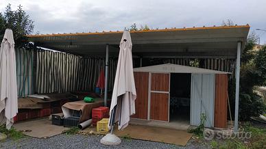 Tettoia con casetta in alluminio