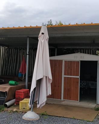 Tettoia con casetta in alluminio