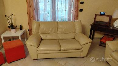 Divani in ecopelle e tavolino