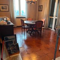 Sala da pranzo con mobile e libreria