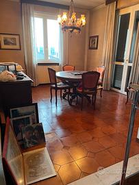 Sala da pranzo con mobile e libreria