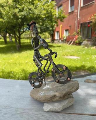 Operetta in ferro battuto ciclista