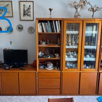 Tre mobili in legno ciliegio