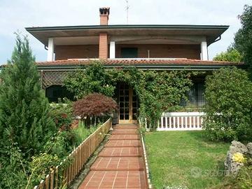 Villa di 410 m² con 5 locali e box auto a Cerro al