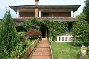 Villa di 410 m² con 5 locali e box auto a Cerro al