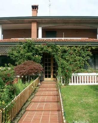 Villa di 410 m² con 5 locali e box auto a Cerro al