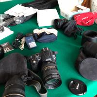Macchina fotografica e vari obiettivi nikon