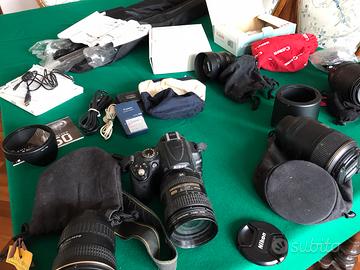 Macchina fotografica e vari obiettivi nikon