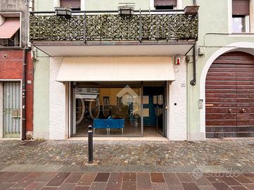 NEGOZIO A DESENZANO DEL GARDA