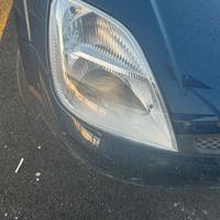 Fari ford fiesta 2004