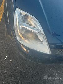 Fari ford fiesta 2004