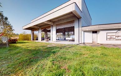 Capannone a La Morra