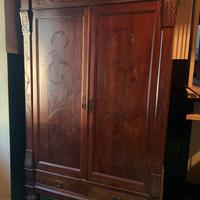 Antica guardaroba in legno