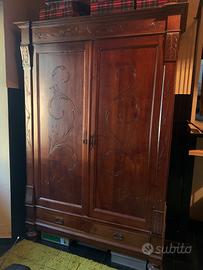 Antica guardaroba in legno
