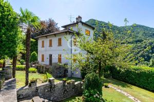 Villa di 550 m² con più di 5 locali e box auto a D