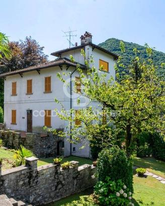 Villa di 550 m² con più di 5 locali e box auto a D