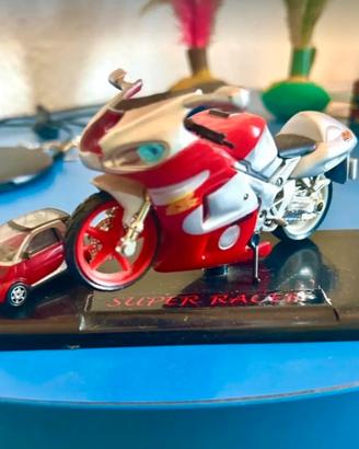 Set Maisto Super Racer Suzuki GSX-R 750 + Smart