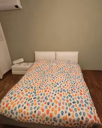 Letto Matrimoniale con raffinata testata in pelle