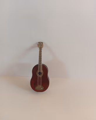 Mini chitarra in legno e argento