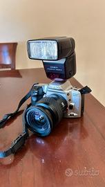Minolta 500si con obiettivo e flash minolta.