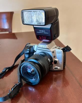 Minolta 500si con obiettivo e flash minolta.