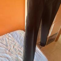 Pantalone classico nero.