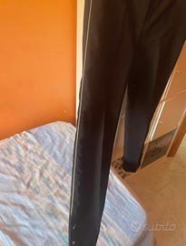 Pantalone classico nero.