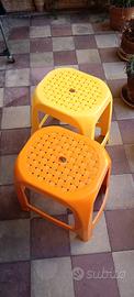 Coppia di sgabelli impilabili giallo-arancione 