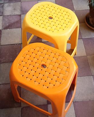 Coppia di sgabelli impilabili giallo-arancione 