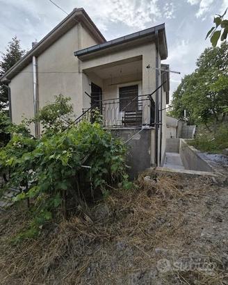 Porzione bifamiliare con terreno - Caposele)