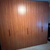 Grande armadio color ciliegio  pari al nuovo.