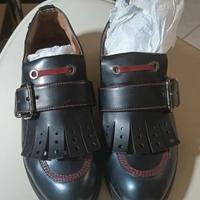 paio di eleganti mocassini italiani in pelle