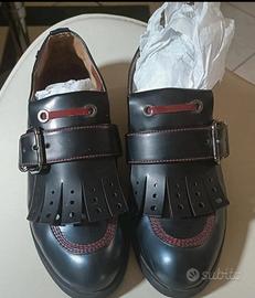 paio di eleganti mocassini italiani in pelle