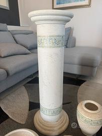 Colonna e vasi in gesso