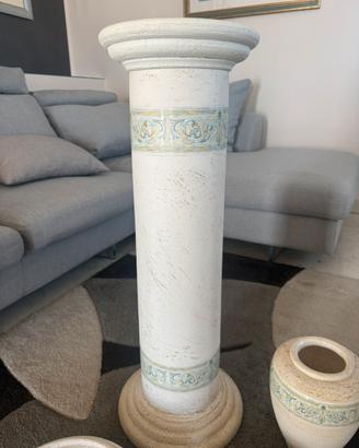 Colonna e vasi in gesso