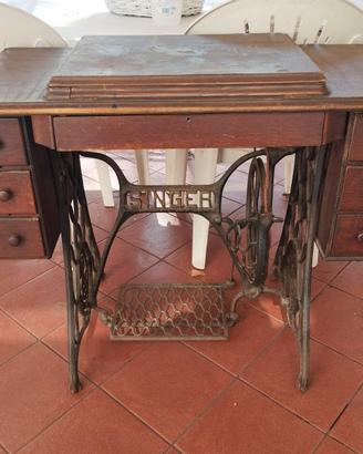 Macchina da cucire Singer con mobiletto anno 1921