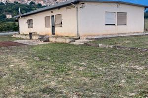 Immobile su strada provinciale