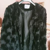 Giacchino in eco pelliccia nera.