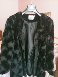 Giacchino in eco pelliccia nera.