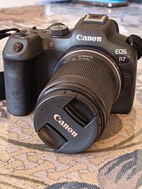 Fotocamera mirrorless Canon EOS R7 + obiettivo RF-