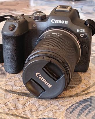 Fotocamera mirrorless Canon EOS R7 + obiettivo RF-