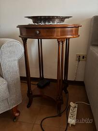 Tavolino, quadri, lampada da terra
