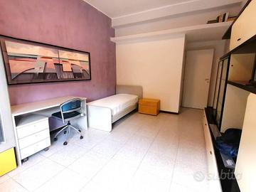 Stanza in appartamento di 100 m² a Milano