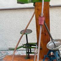Tappatrice antica a colonna in legno  e accessori